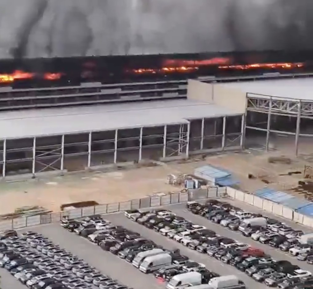 Incendio consume vehículos de prueba en bodega de BYD en China