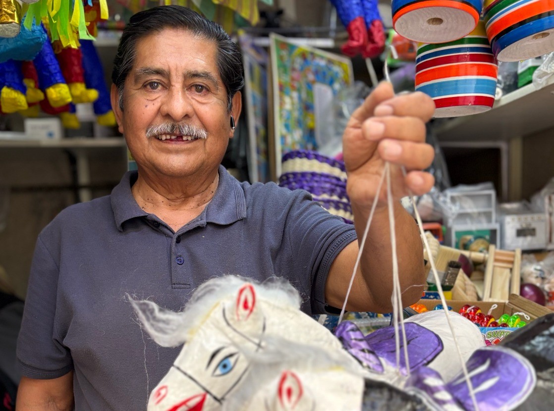 Resiste tradición de juguetes antiguos en el mercado Aldama de León