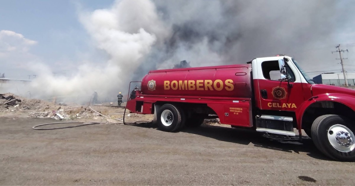 Incendio consume pastizal y neumáticos en predio de Celaya