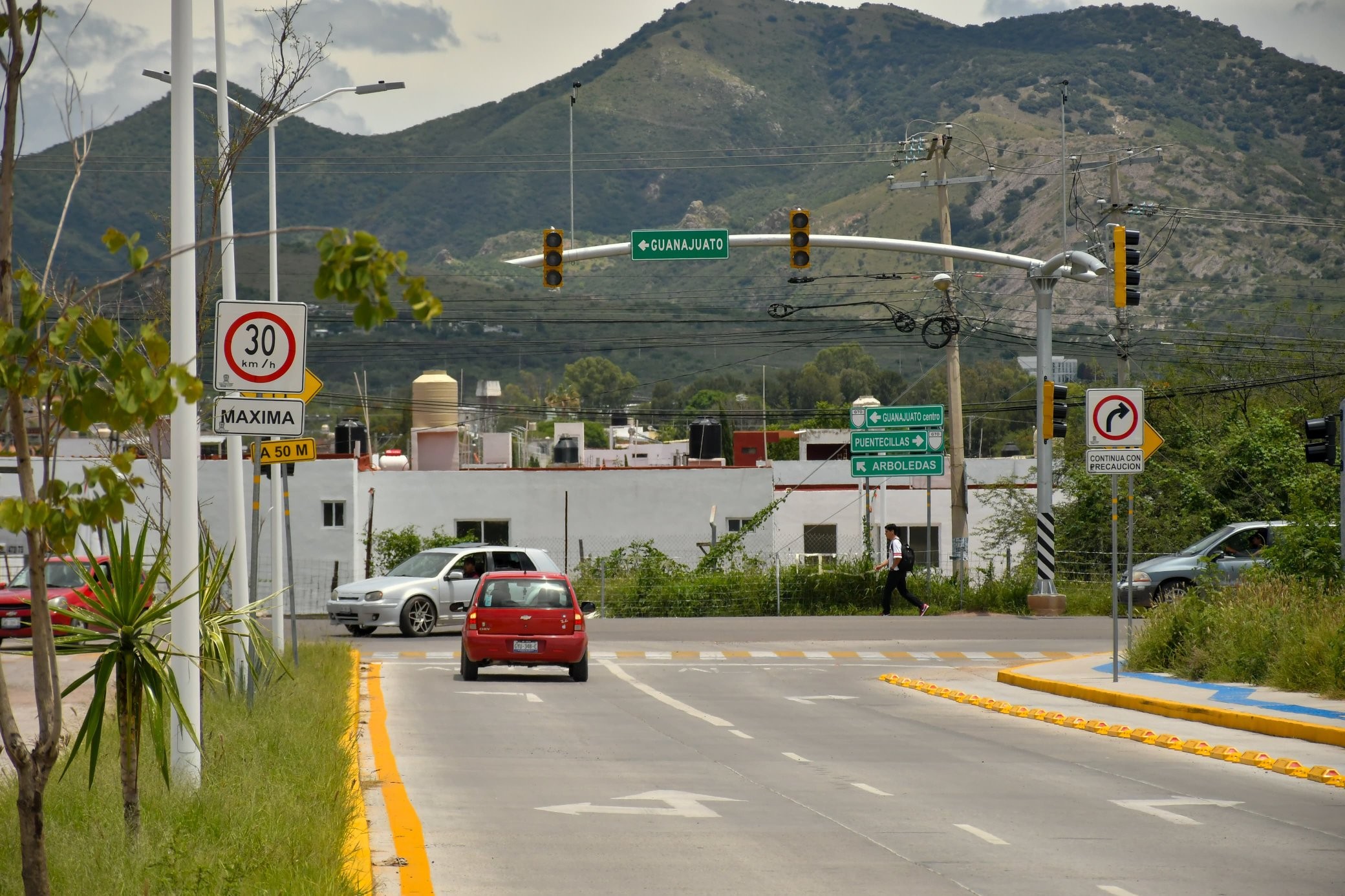 ¡Derroche panista al descubierto! Exhiben “semáforos de oro” en Guanajuato capital y Silao 