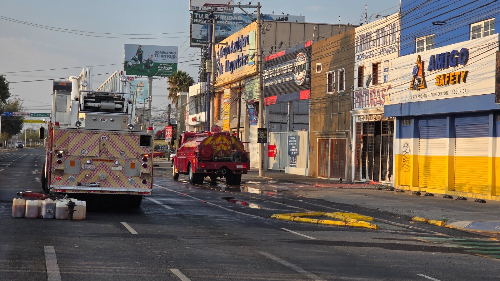 Incendio arrasa negocio de pinturas en Celaya; bomberos salvan a perro