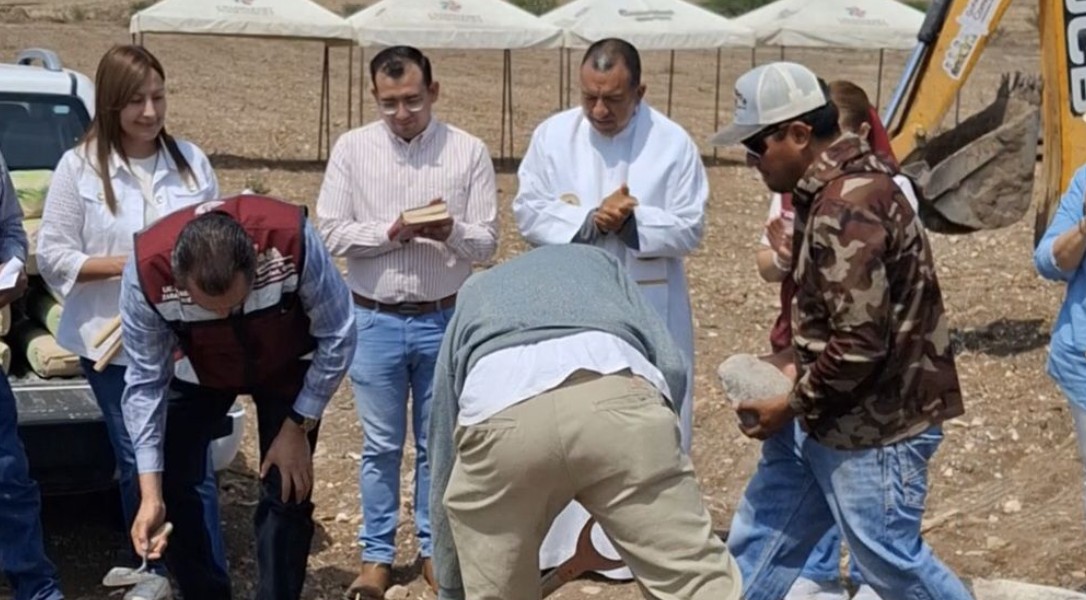 Alcalde de Comonfort mezcla discurso religioso en arranque de obra pública