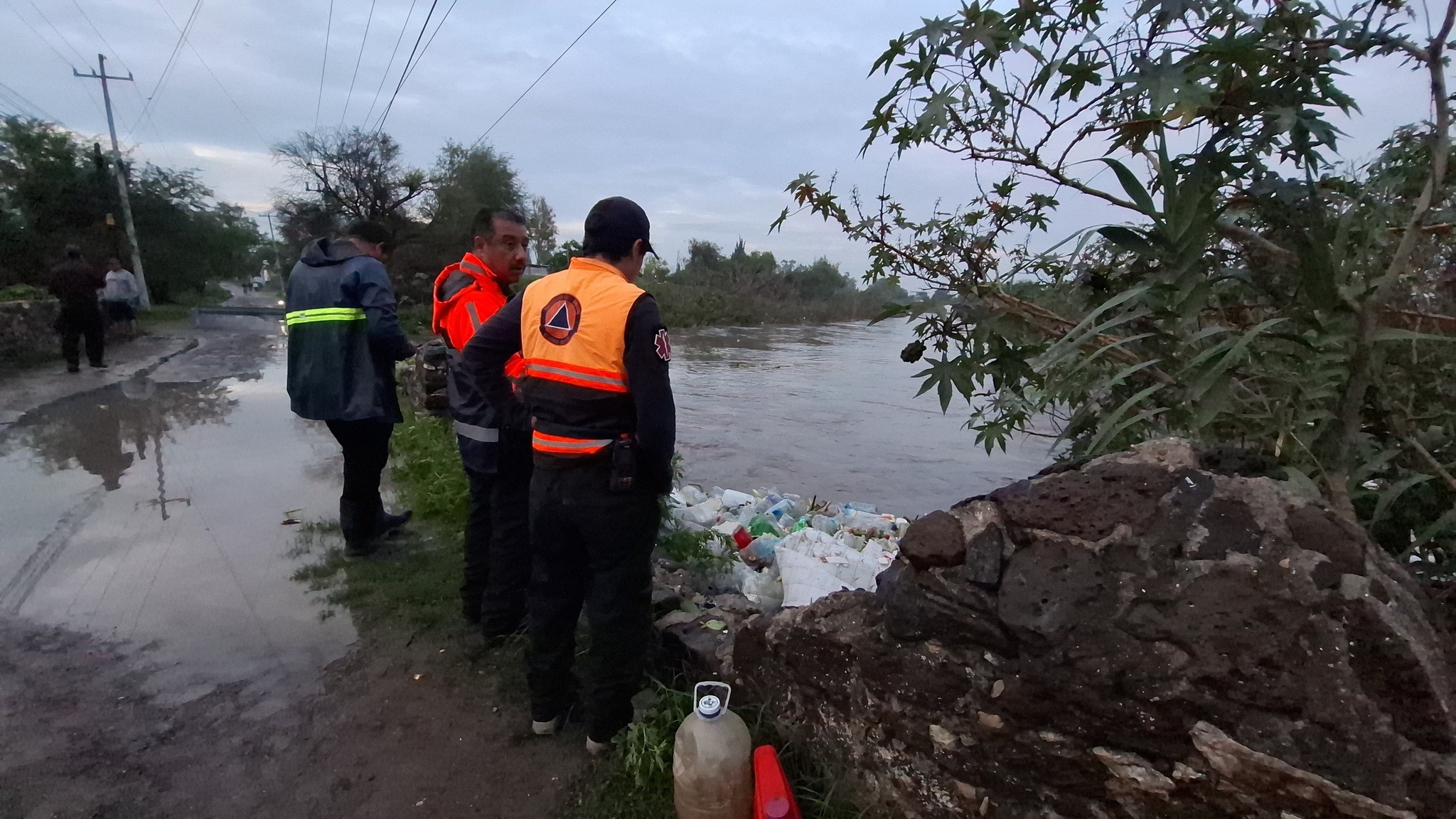 Entregan apoyos a agricultores afectados por inundaciones en Apaseo el Grande