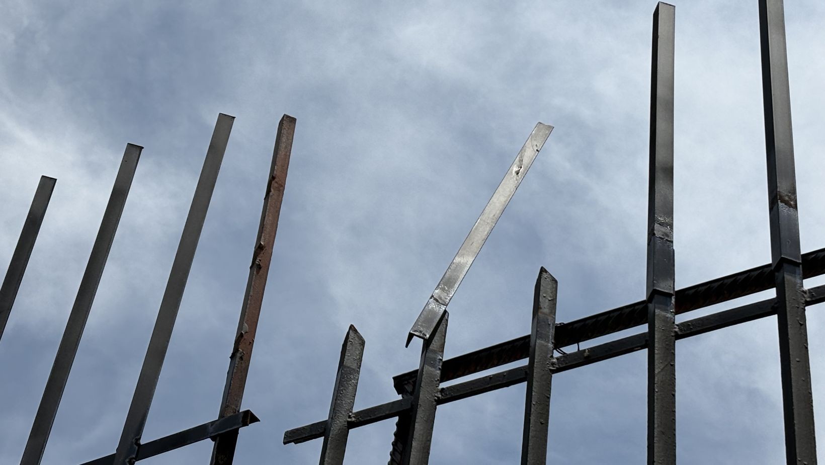 Ratero queda colgado en templo de León tras intento de robo