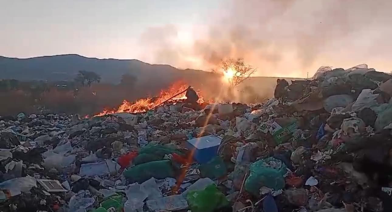 Vecinos denuncian basurero de Comonfort por contaminación y malos olores
