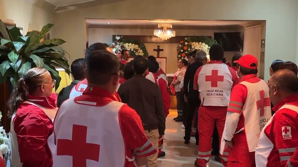 Entre sirenas y guardias de honor, Cruz Roja Celaya despide a Saúl Banda González