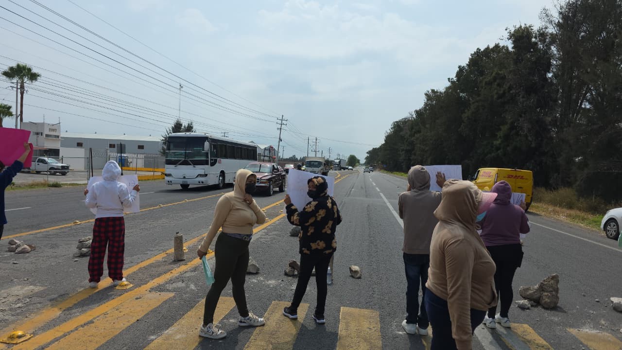 Protesta en Juventino Rosas: bloquean carretera por desaparición de dos jóvenes