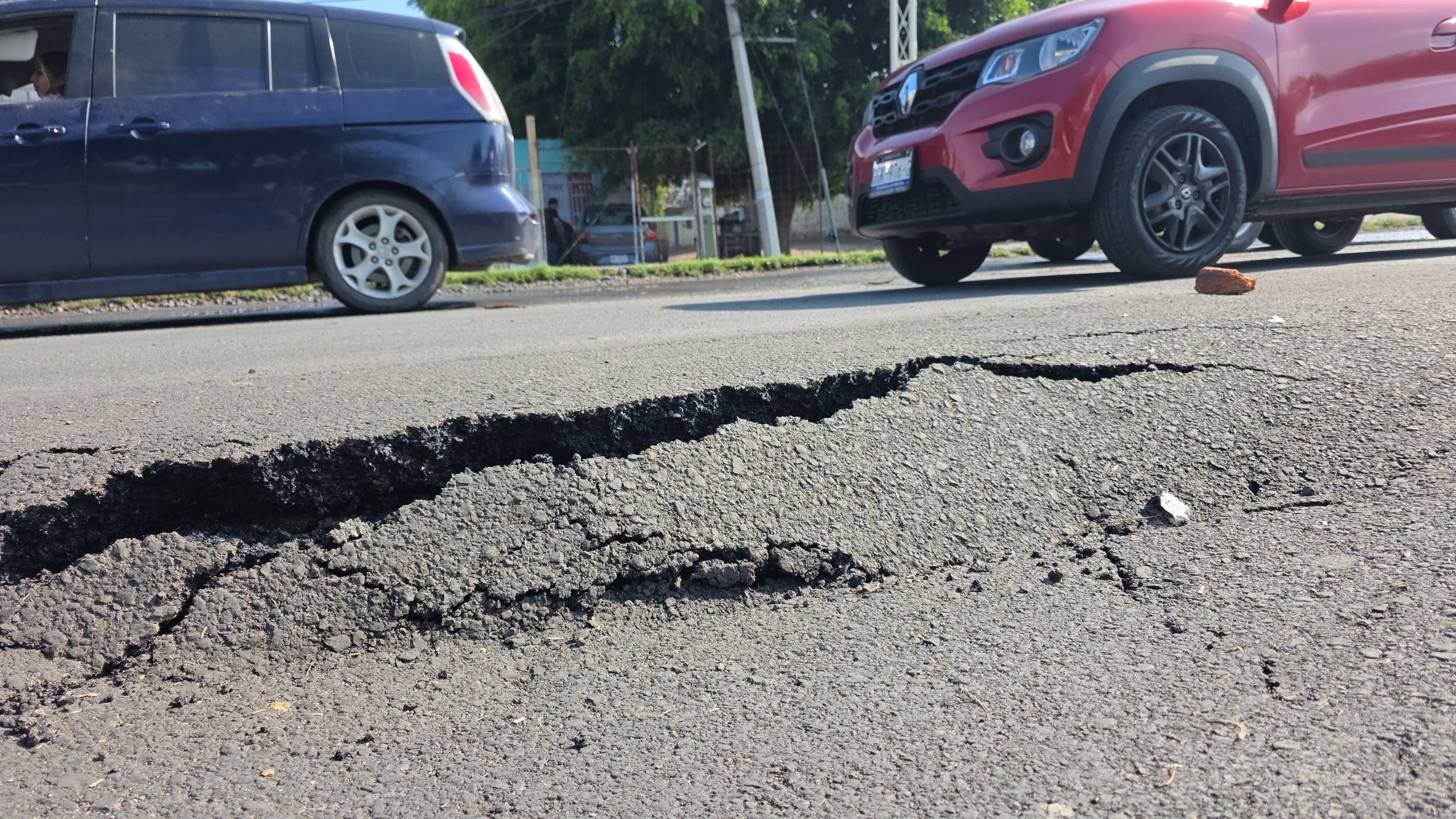 Peligro en el asfalto: Lluvia y obras recientes provocan hundimiento en la avenida México-Japón