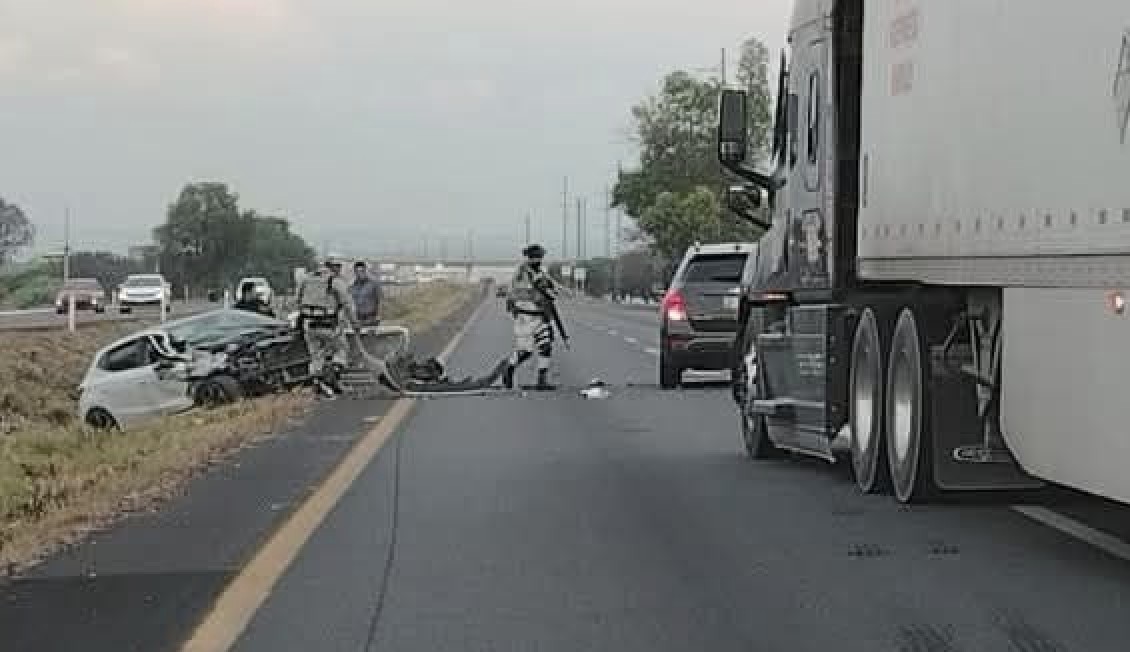 Choque contra patrulla de Fiscalía tras hallazgo de cadáver en la Celaya–Querétaro