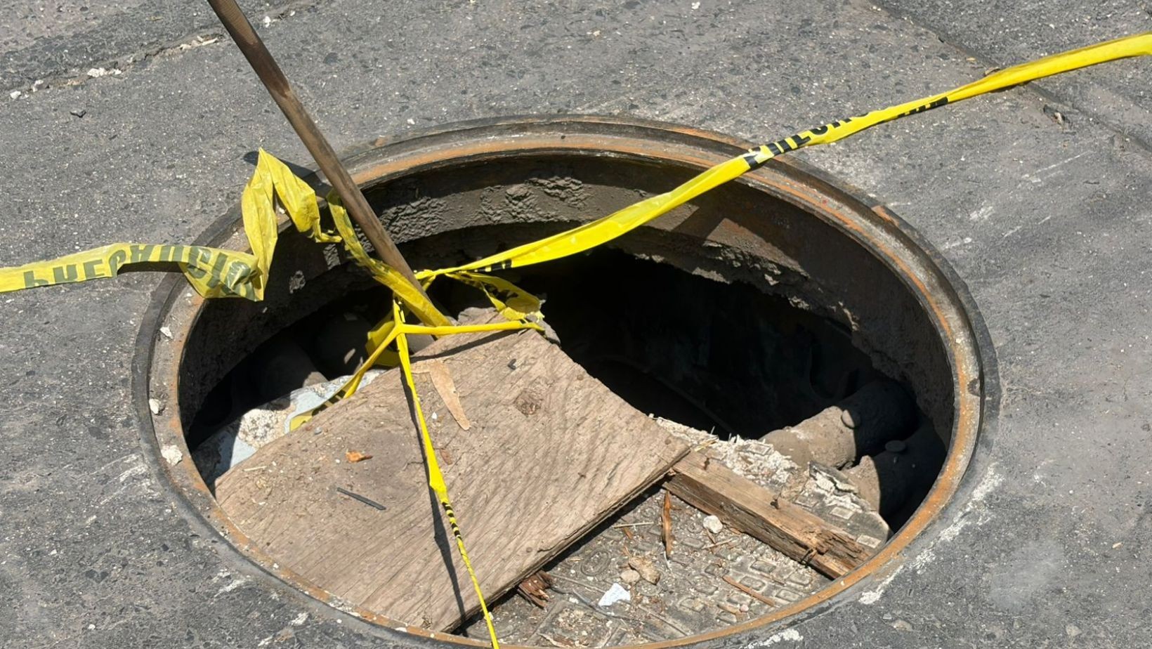 Registro de CFE provoca accidentes en León