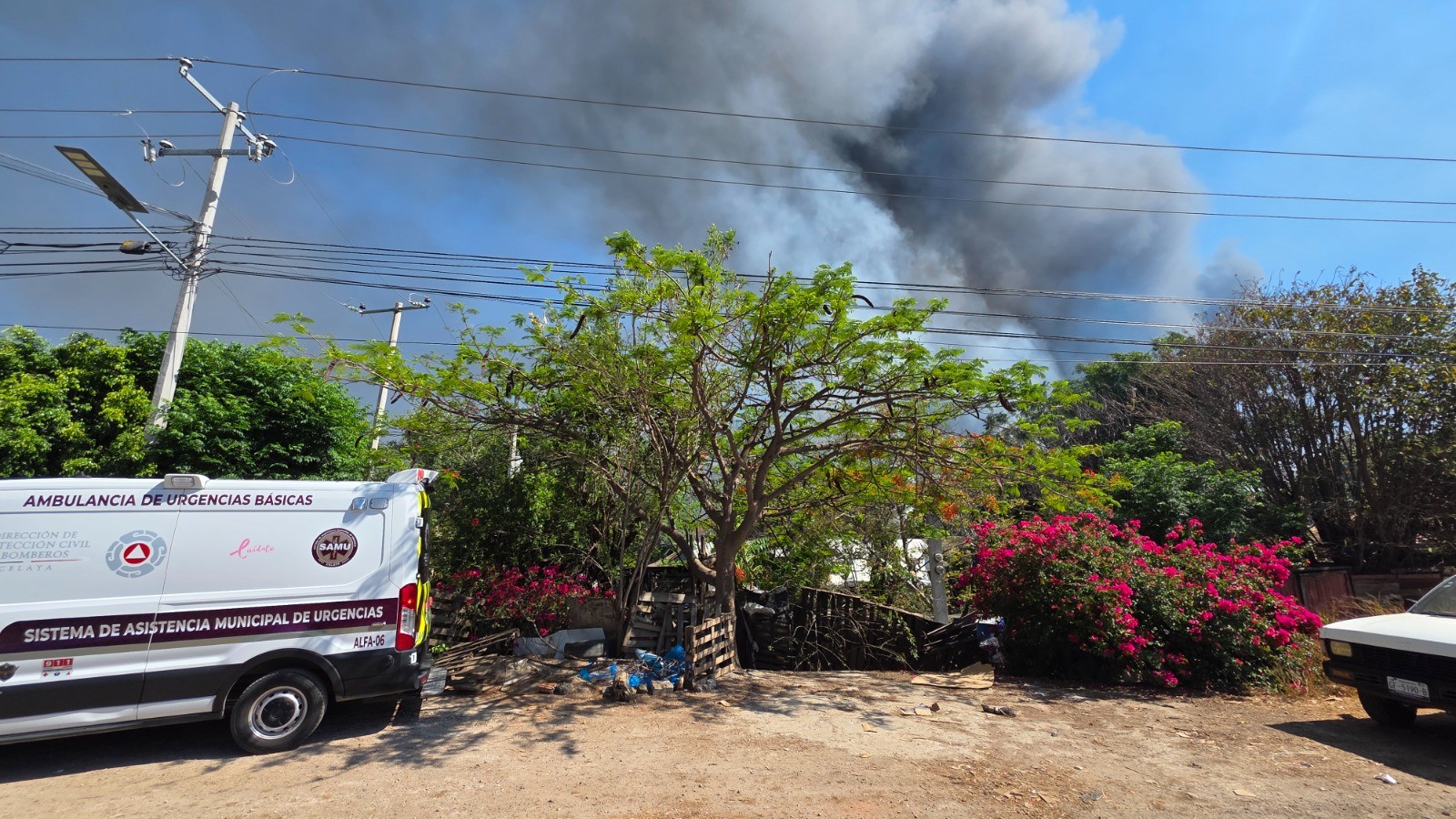 Incendio en tiradero clandestino moviliza a cuerpos de emergencia en la comunidad de Roque