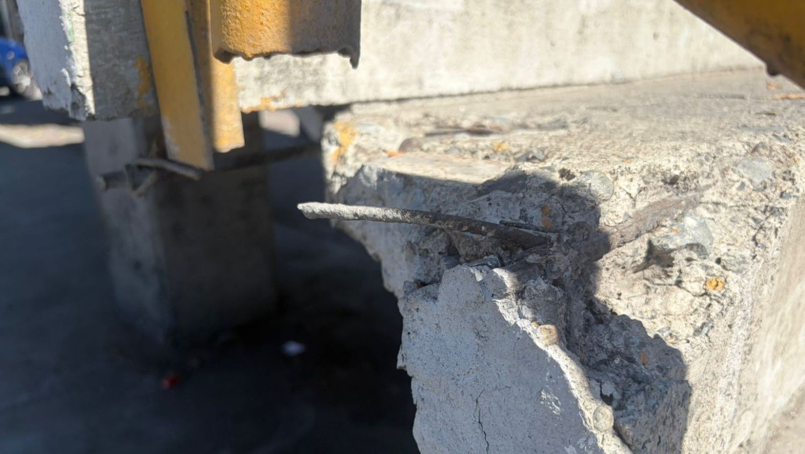 Puente peatonal en León se cae a pedazos y genera riesgo