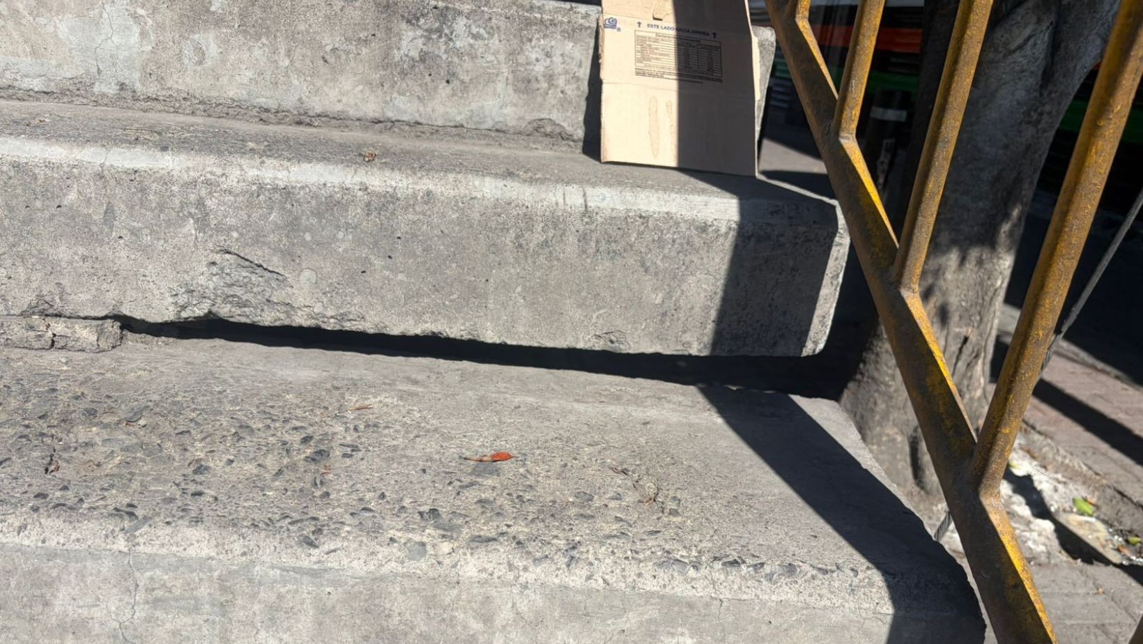 Puente peatonal en León se cae a pedazos y genera riesgo