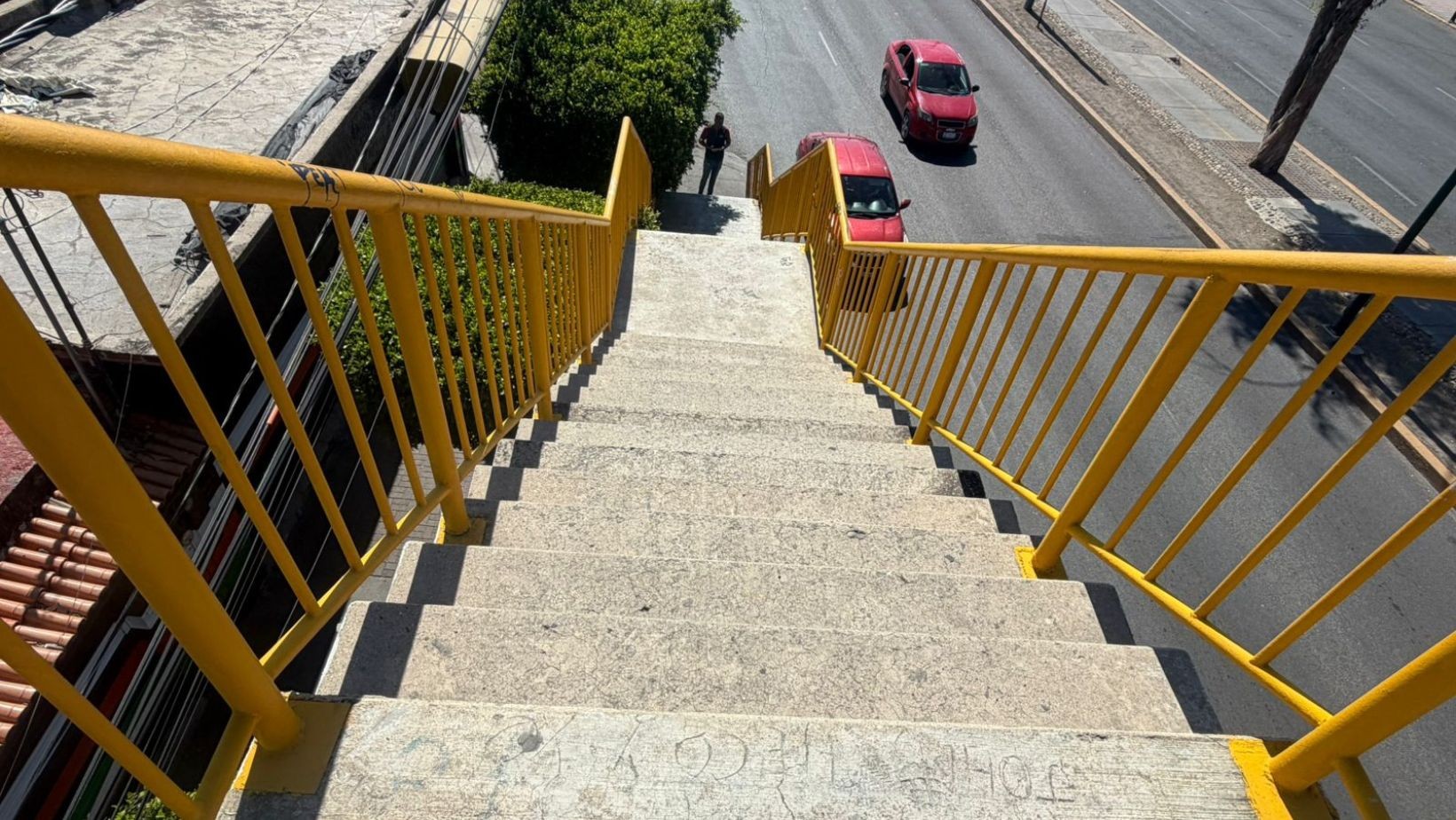 Puente peatonal en León se cae a pedazos y genera riesgo