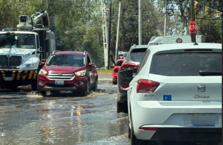 Aguas negras invaden bulevar Los Portales y generan malos olores y caos vial en León