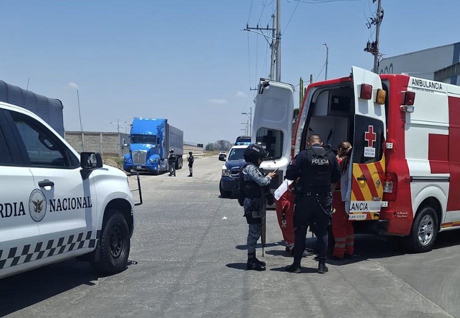 Chofer de tráiler escapa de violento intento de asalto y ataque a balazos en la Celaya–Villagrán
