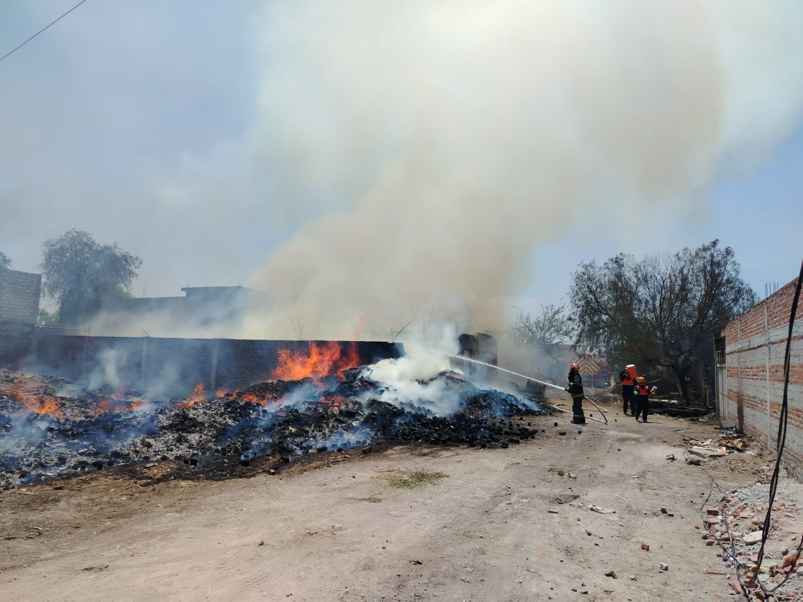 Fuerte incendio en San Martín de Camargo consume dos viviendas en Celaya