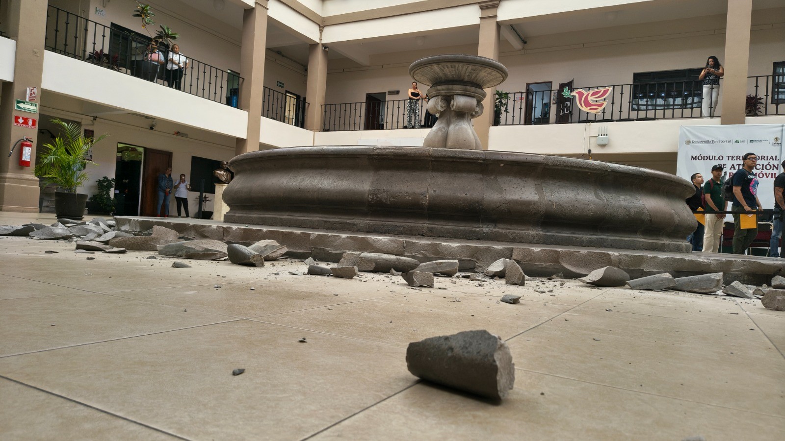 Sancionan a policías por descuido tras daños a la fuente de la Presidencia Municipal