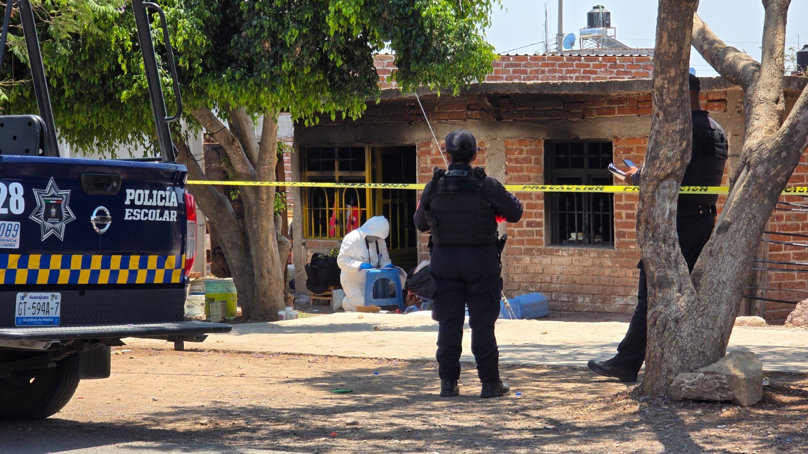 Mueren dos adultos mayores tras incendio en Juventino Rosas; una veladora habría provocado la tragedia
