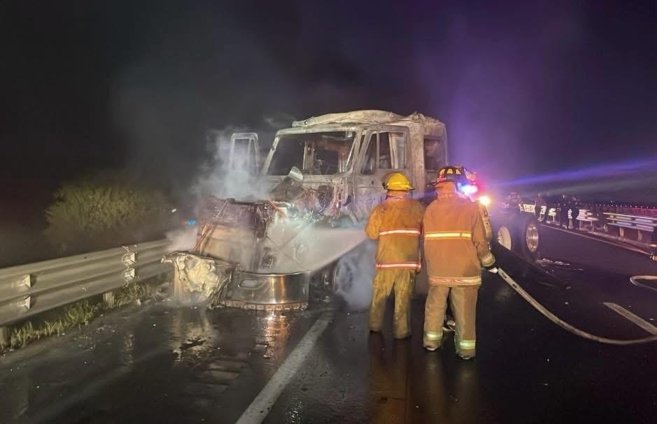 Incendio de tráiler, moviliza a bomberos en la autopista Celaya-Salamanca
