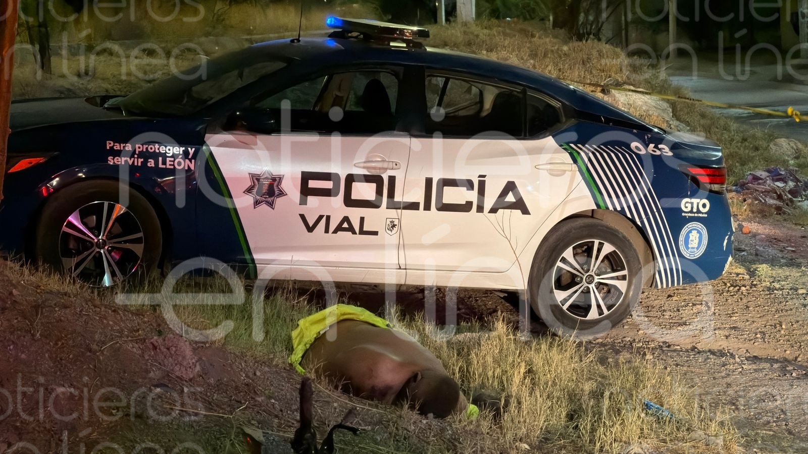Motociclistas pierden el control y chocan contra un poste en León; hay un muerto y un herido grave