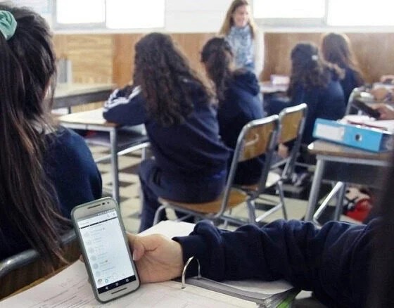 Congreso de Guanajuato aprueba regular uso de celulares en escuelas del Estado
