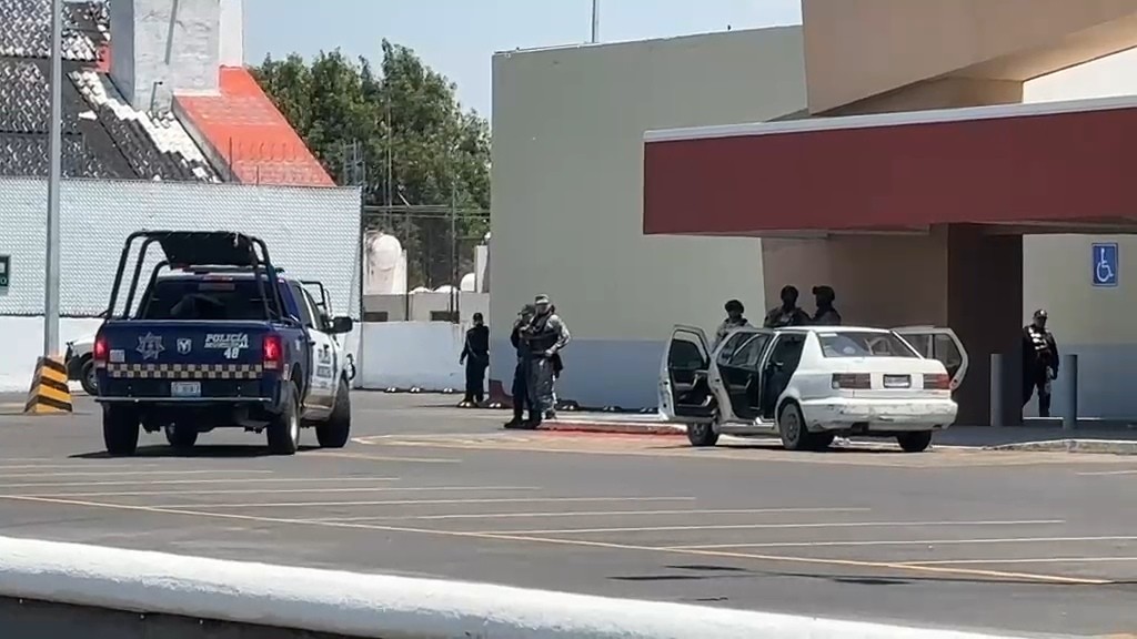 Balazos y persecución en zona comercial de Celaya dejan un herido