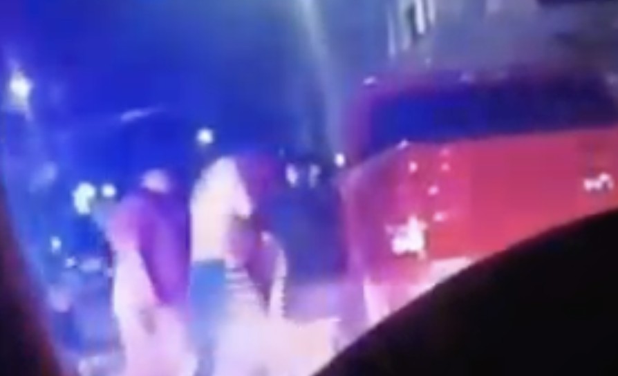 Riñas callejeras en Apaseo quedan grabadas; preocupa actuación policial