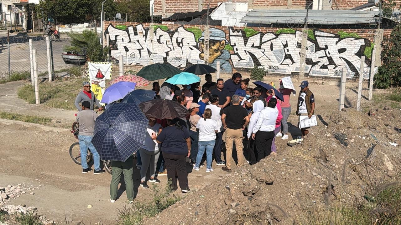 Vecinos bloquean el Eje Metropolitano y Sapal responde con ajustes en el suministro