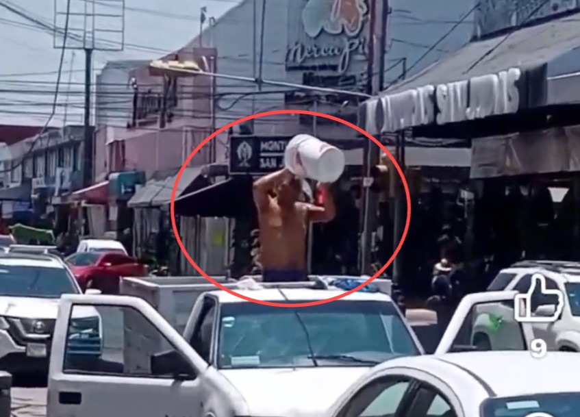 (VIDEO) Captan a joven bañándose sobre camioneta en plena calle de la Zona Piel en León