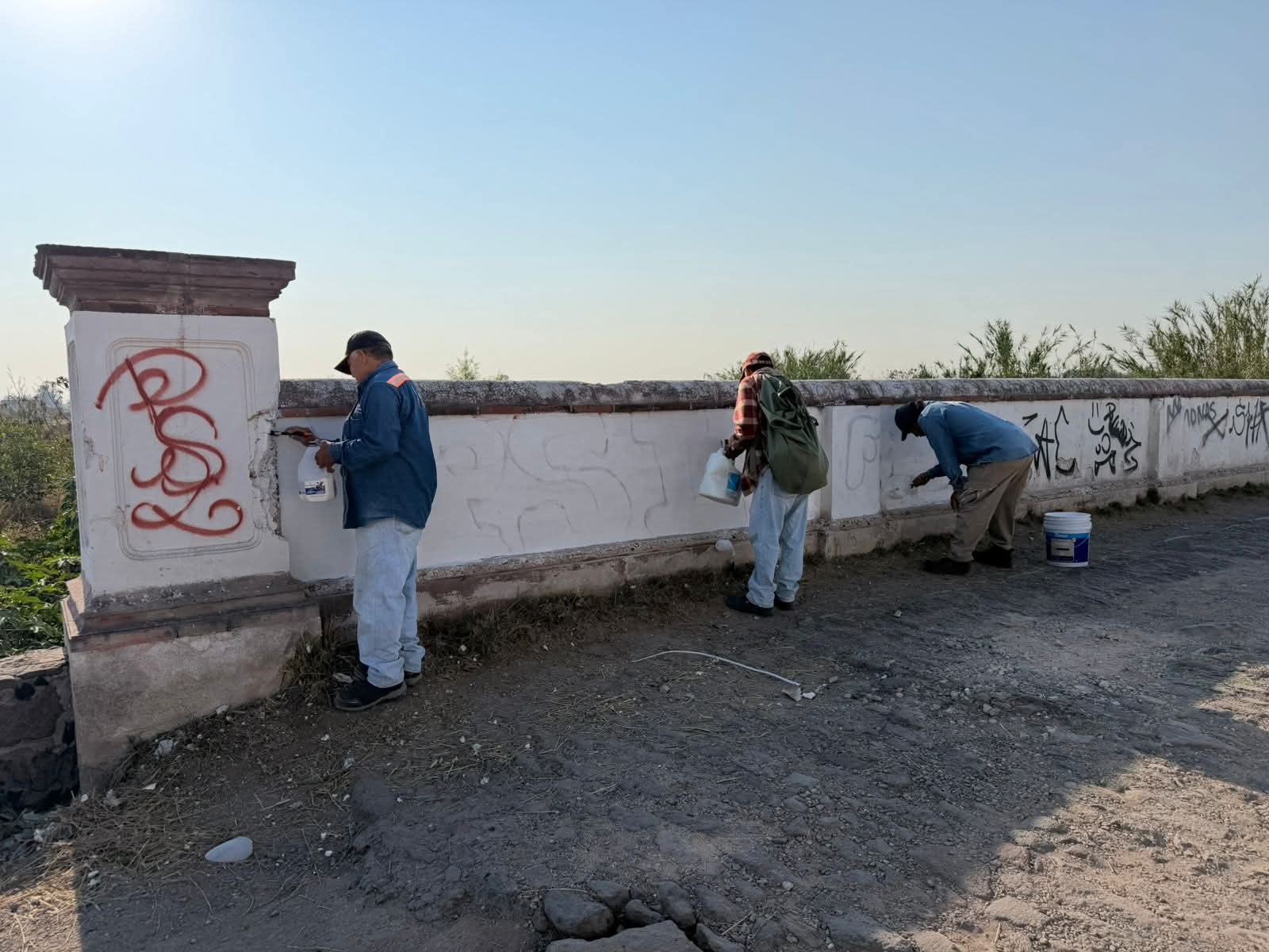 Funcionarios y ciudadanos realizaron una jornada de limpieza en el histórico Puente de Velas