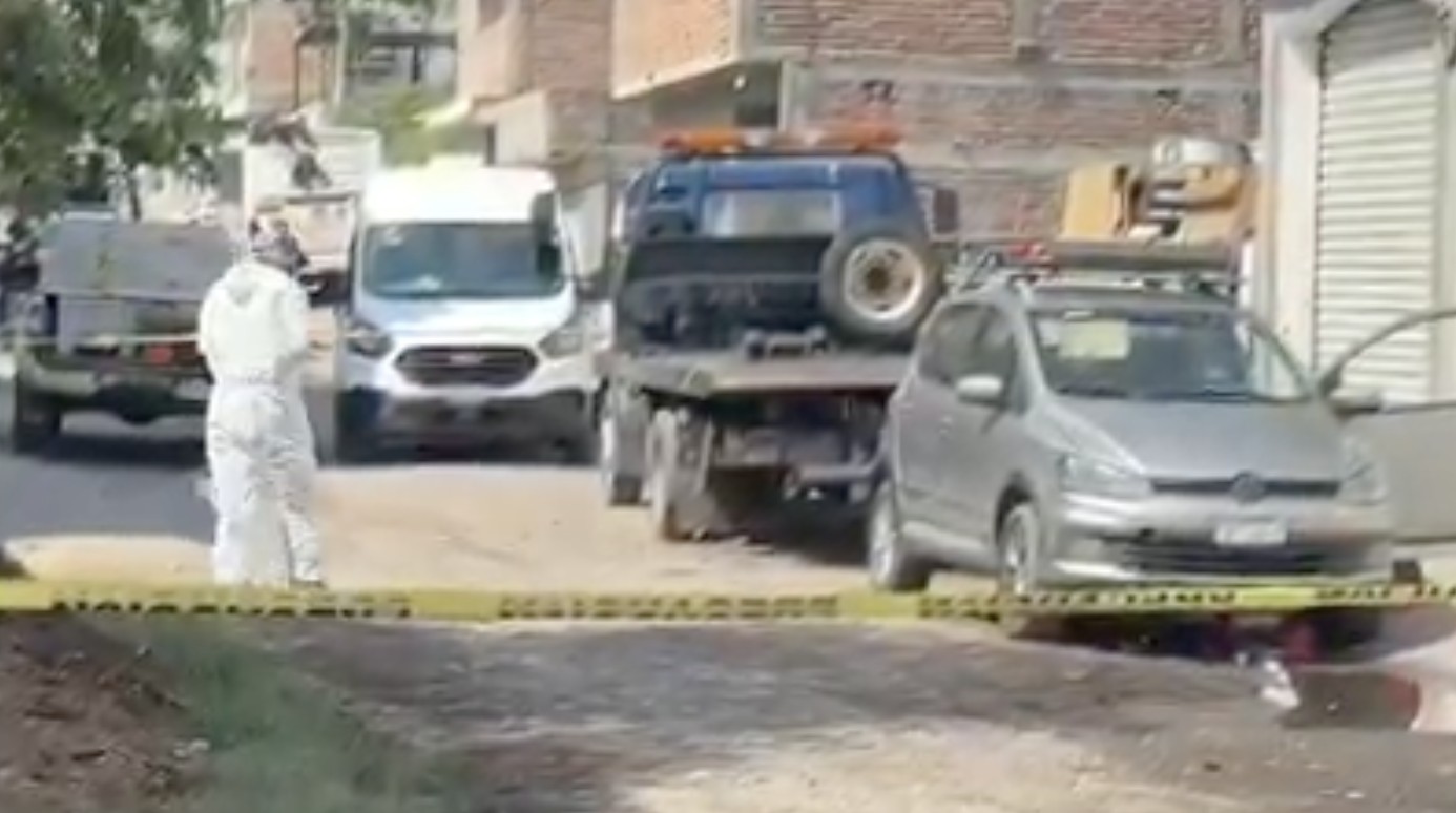 Asesinan a hombre mientras limpiaba su automóvil afuera de su casa