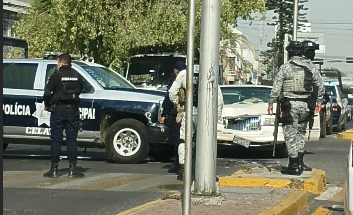 Automovilista provoca choque con patrulla que atendía emergencia en Celaya