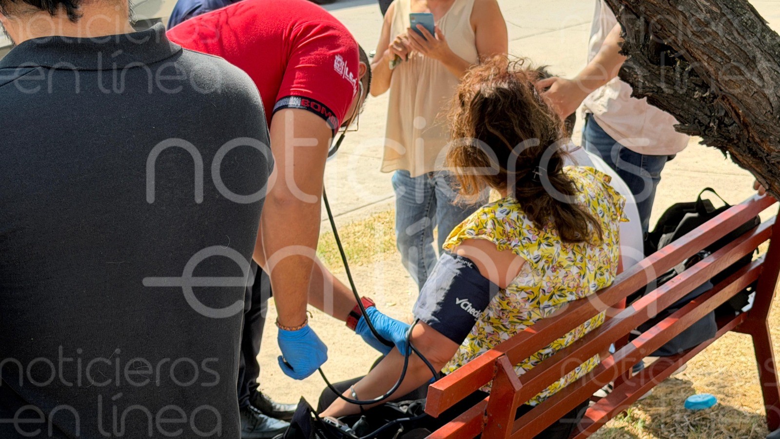 Madre e hijo sobreviven a volcadura dentro de un fraccionamiento en León