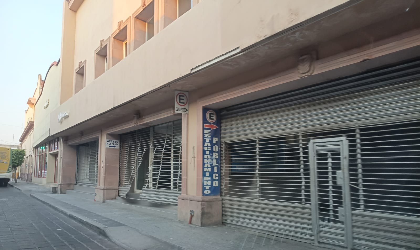 Robo en pleno centro de Celaya: ladrón rompe cristales y saquea local de telefonía
