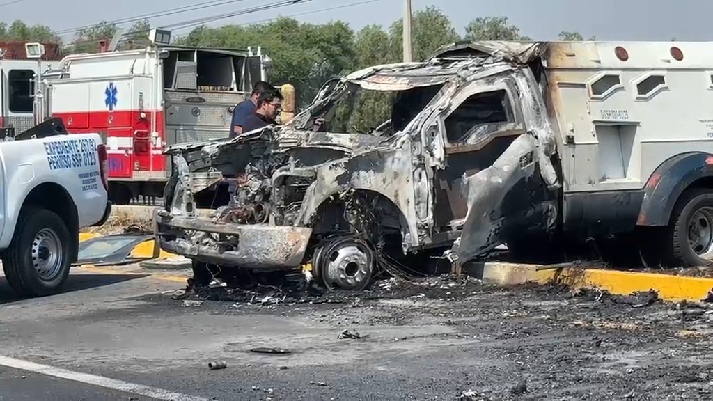 Se incendia camión de valores tras volcadura en la carretera Celaya-Comonfort