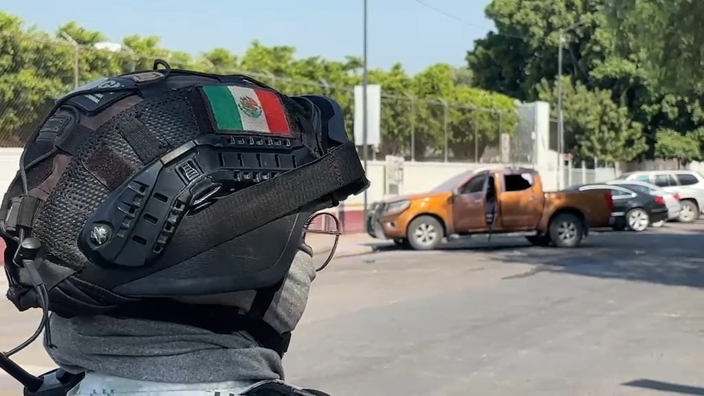 Incendian camioneta de trabajadores de JUMAPA afuera de la clínica del ISSSTE