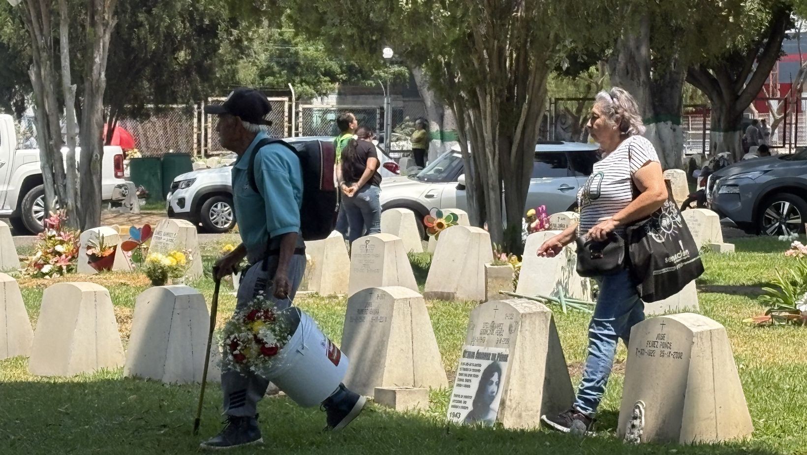Día de las Madres llena panteones de León de recuerdos