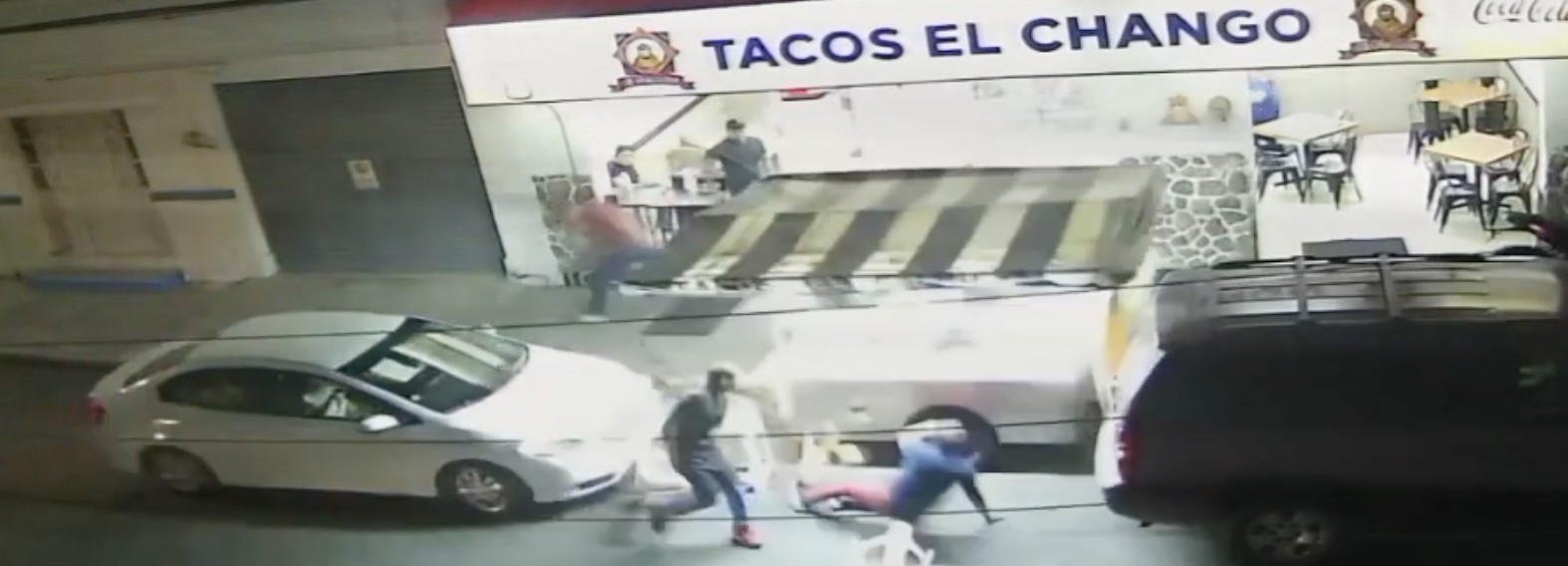 Auto embiste taquería en Celaya y empleados evitan explosión por fuga de gas