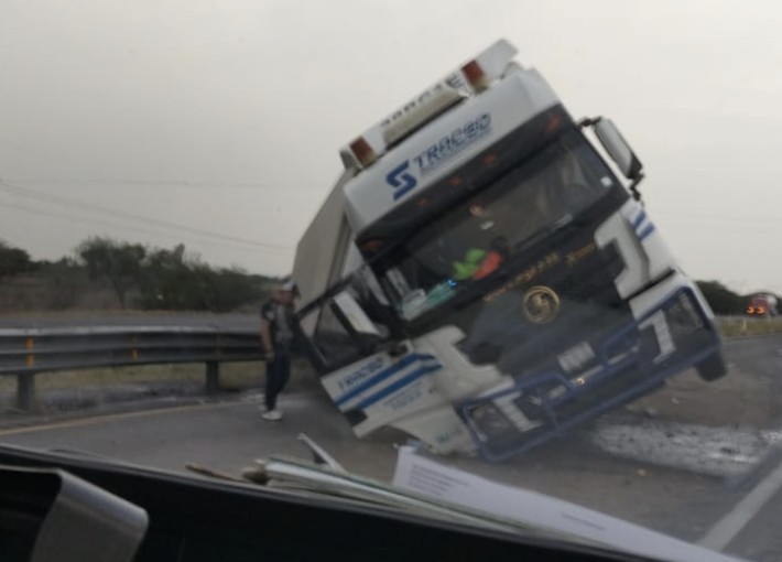 Volcadura de tráiler provoca caos vial en la autopista Celaya-Salamanca