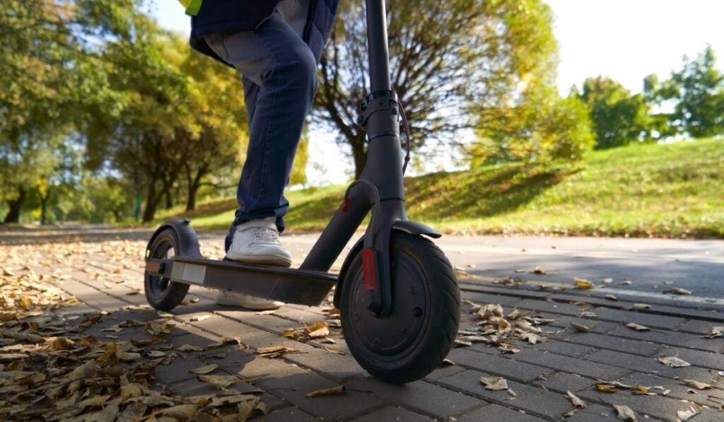 León analiza regular scooters, patines y bicicletas eléctricas tras reforma de movilidad