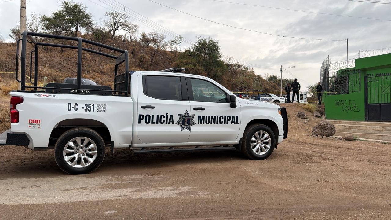 Hallan dos cuerpos maniatados cerca de escuela primaria en León
