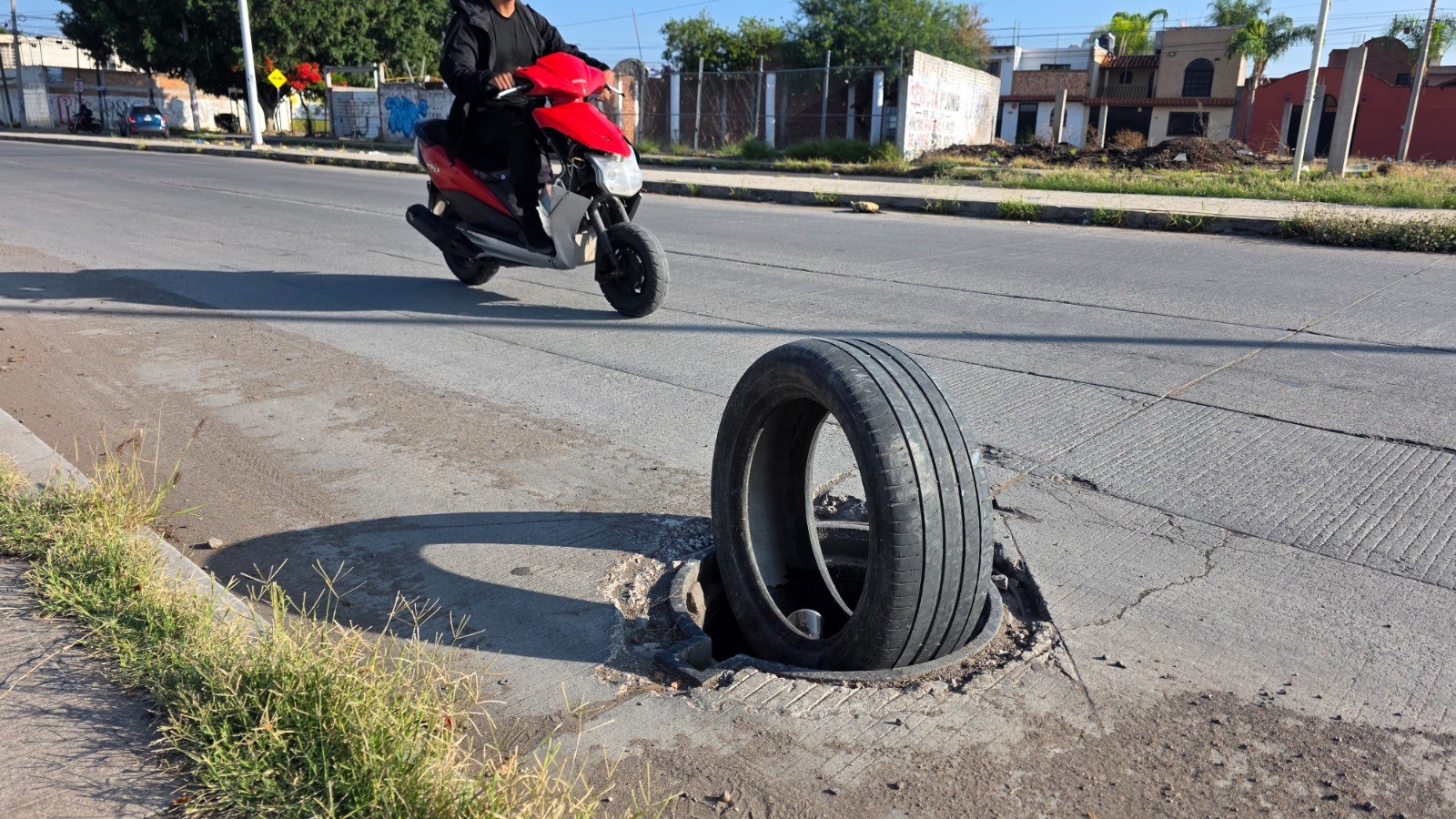 ¡Peligro al volante! Alertan por registro sin tapa en Salvador Ortega
