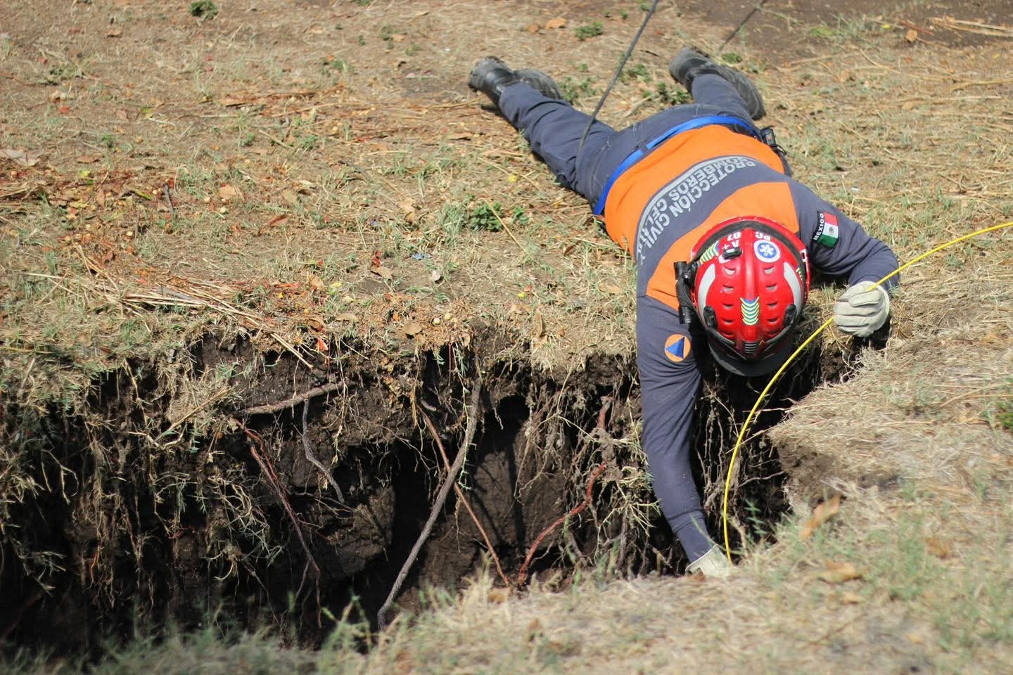 Socavón de siete metros de profundidad alarma a vecinos de las Quintas Campo Real en Celaya