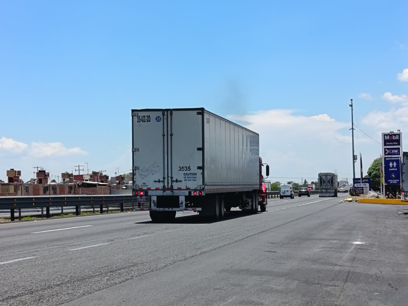 Ganaderos sobreviven a ataque armado en la autopista de Celaya; delincuentes dispararon con rifles de alto poder