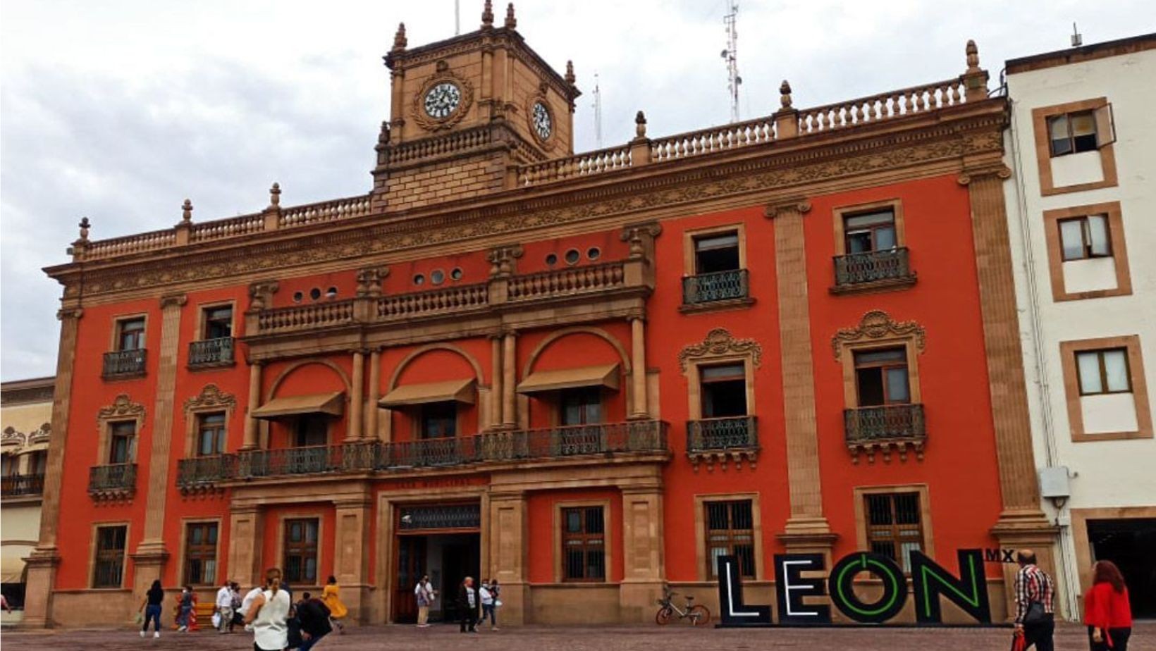 Polémica en el Ayuntamiento de León por despidos políticos y pagos millonarios