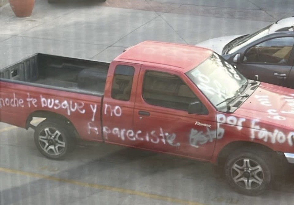 VIDEO: Captan a mujer grafiteando camioneta a plena luz del día en León