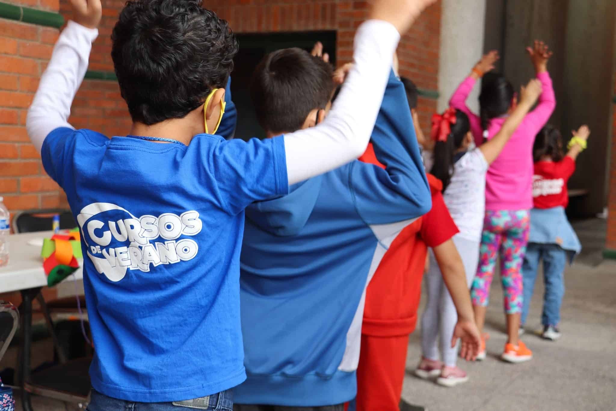 Discusión por colores y logos retrasa compra de kits para cursos de verano en León