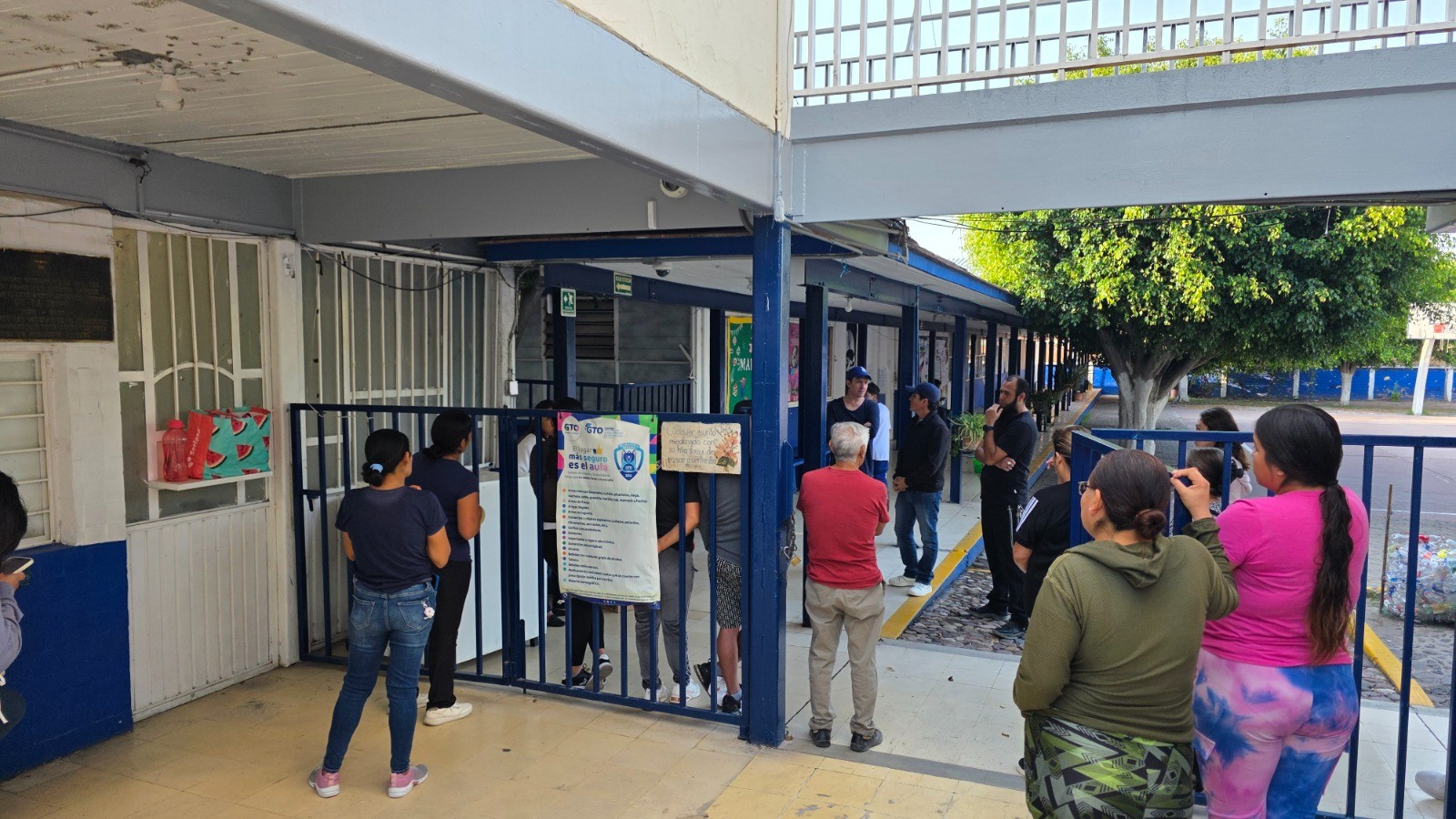 Padres exigen destitución del director de la Secundaria Francisco Paredes Velasco por presuntas irregularidades