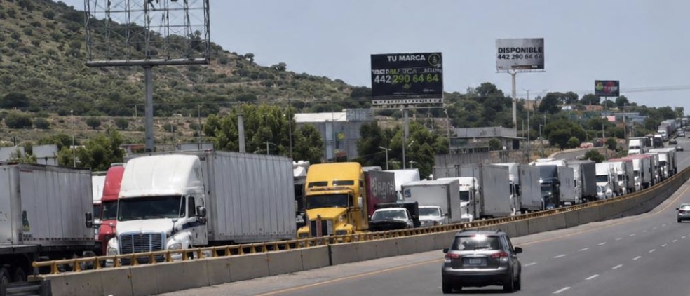 Muere operador de tráiler durante bloqueo en la carretera 57
